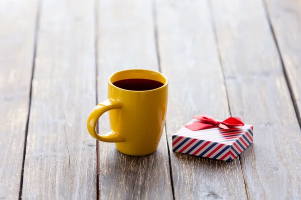 Tasse Kaffee und Geschenkbox — Stockfoto