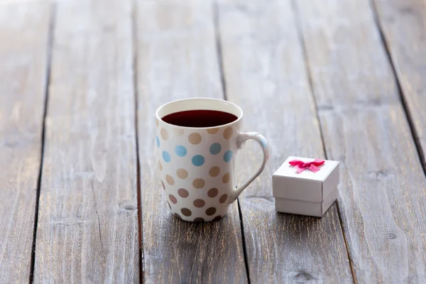 Tasse Kaffee und Geschenkbox — Stockfoto