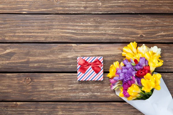 Gift box and bouquet of flowers — Stock Photo, Image