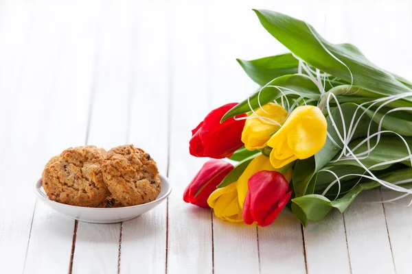 Biscuits et bouquet de tulipes — Photo