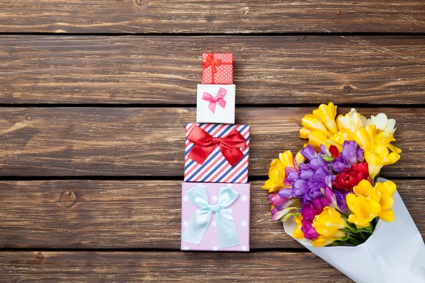 Gift boxes and bouquet of flowers — Stock Photo, Image