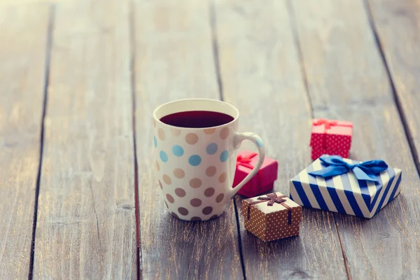 Cup of coffee and gift box — Stock Photo, Image