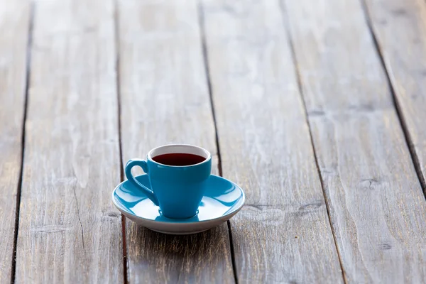 Tasse auf Holztisch — Stockfoto