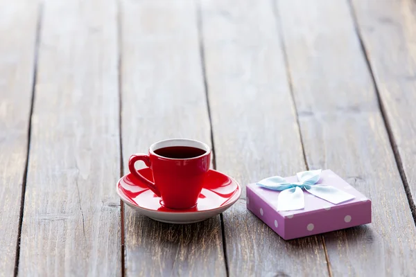 Tasse Kaffee und Geschenkbox — Stockfoto