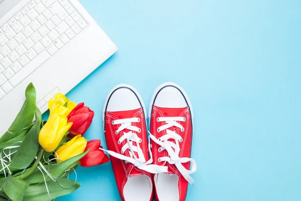 Ordinateur blanc et bouquet de tulipes avec des gommes — Photo