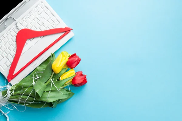 Computadora blanca y ramo de tulipanes con gancho — Foto de Stock
