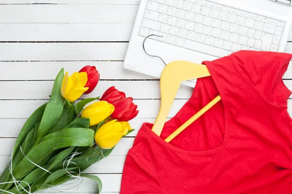 White computer and bouquet of tulips with hanger — Stock Photo, Image