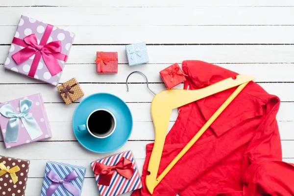 Fincan kahve ve giysileri ile hediyeler — Stok fotoğraf