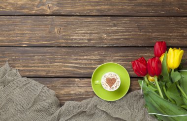 kapuçino kalp şekli ve Lale buketi ile