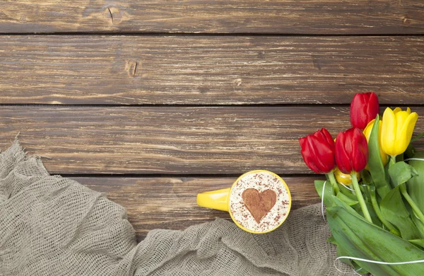 Cappuccino, szív alakú és tulipán csokor — Stock Fotó