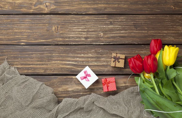 Ajándék dobozok és anyag mellett tulipán — Stock Fotó