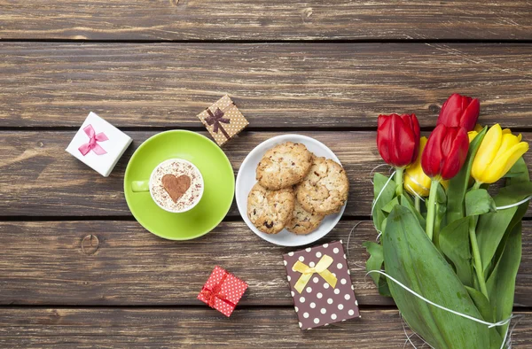 Xícara de cappuccino com forma de coração e biscoitos — Fotografia de Stock