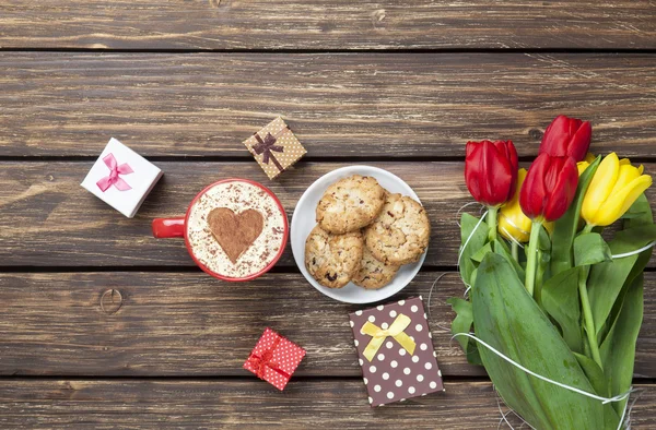 Cup of cappuccino with heart shape and cookies — Stock Photo, Image