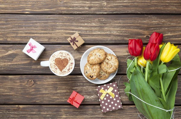 Kopje cappuccino met hart vorm en cookies — Stockfoto