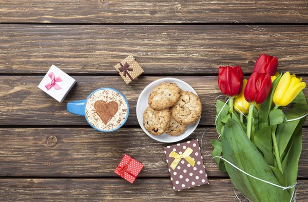 Cup of cappuccino with heart shape and cookies — Stock Photo, Image