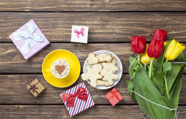 Csésze cappuccino, szív alakú, és a cookie-k — Stock Fotó