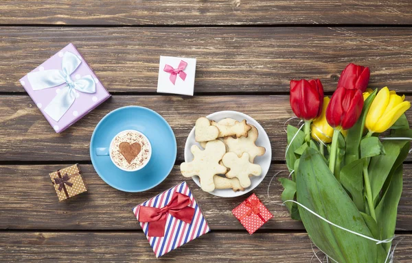 Csésze cappuccino, szív alakú, és a cookie-k — Stock Fotó