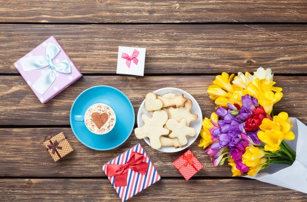 Cup of cappuccino with heart shape and cookies — Stock Photo, Image