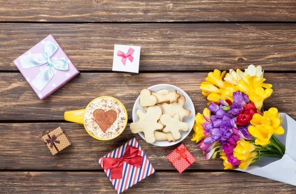 Cup of cappuccino with heart shape and cookies — Stock Photo, Image