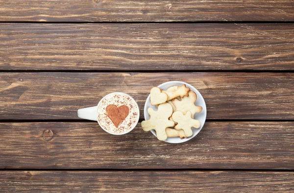 Tazza di cappuccino a forma di cuore e biscotti — Foto Stock