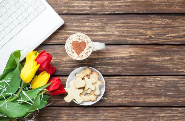 Kopje cappuccino met hart vorm en computer — Stockfoto