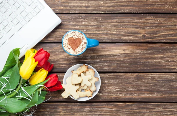 Kopje cappuccino met hart vorm en computer — Stockfoto