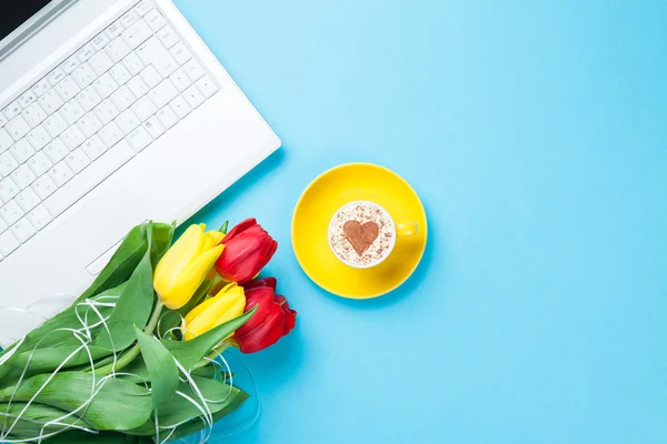 Kopp cappuccino med hjärta form och dator — Stockfoto