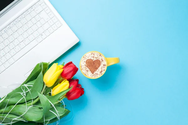 Xícara de cappuccino com forma de coração e computador — Fotografia de Stock