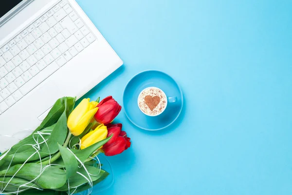 Šálek cappuccino s tvaru srdce a počítač — Stock fotografie