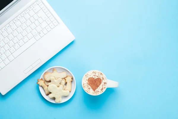 Coupe de cappuccino avec forme de coeur et biscuits — Photo