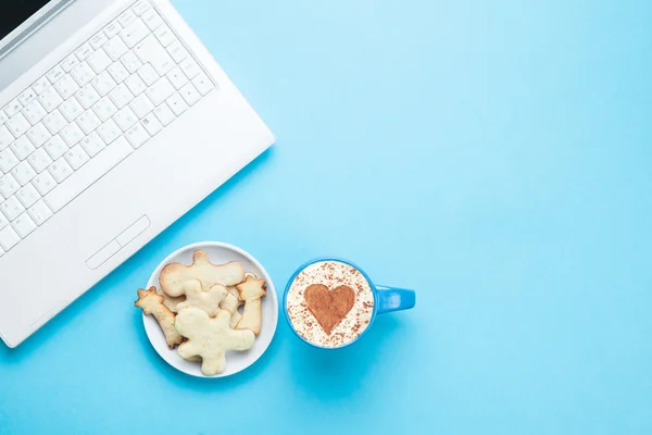 Coupe de cappuccino avec forme de coeur et biscuits — Photo