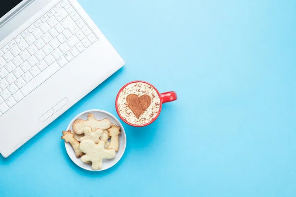 Kopp cappuccino med hjärta form och cookies — Stockfoto