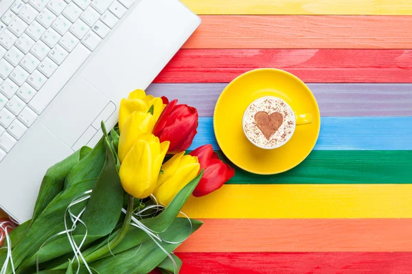 Coupe de cappuccino avec forme de coeur et ordinateur — Photo