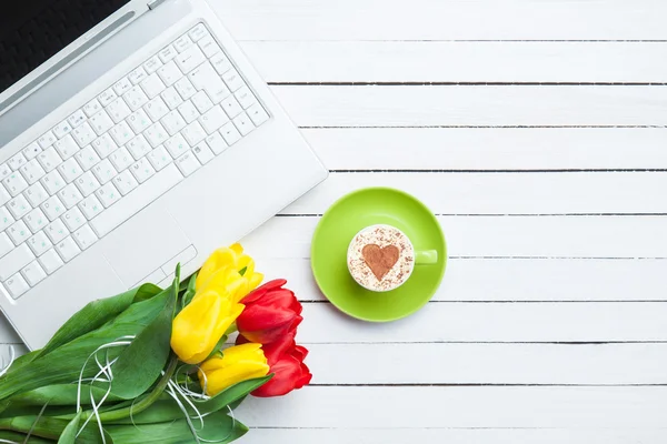 Coupe de cappuccino avec forme de coeur et ordinateur — Photo