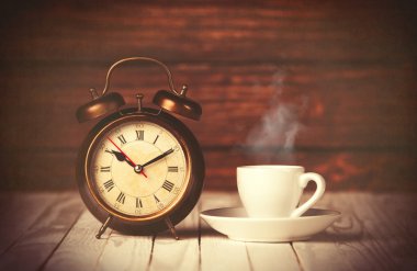 Fincan kahve ve çalar saat 
