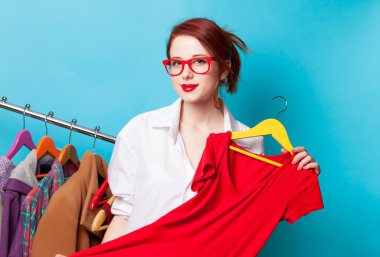 Kızıl saçlı tasarımcı elbise ile