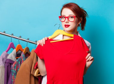 Kızıl saçlı tasarımcı elbise ile