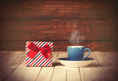 Kahve gringer ve hediye kutusu