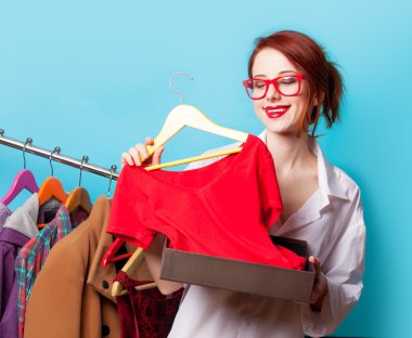 Kırmızı elbise ile Tasarımcısı