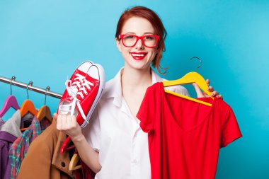 Kırmızı elbise ile Tasarımcısı