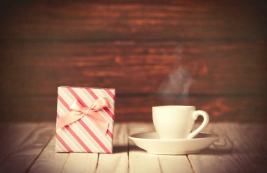 Fincan kahve ve hediye kutusu 
