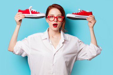 sürpriz Kızıl saçlı kız