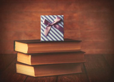 Kitaplar hediye kutusu ile 