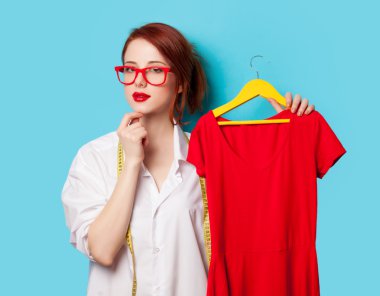 Kızıl saçlı Tasarımcısı kırmızı elbise ile