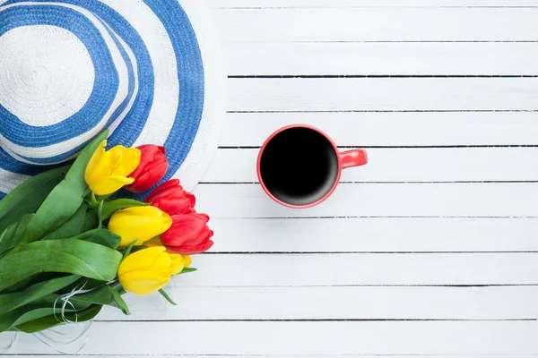 Tazza di caffè con cappello — Foto Stock