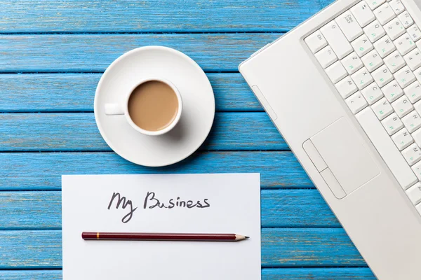 Koffie en papier in de buurt van laptop — Stockfoto