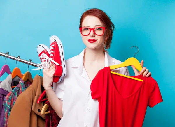 Designer com vestido vermelho e gumshoes — Fotografia de Stock