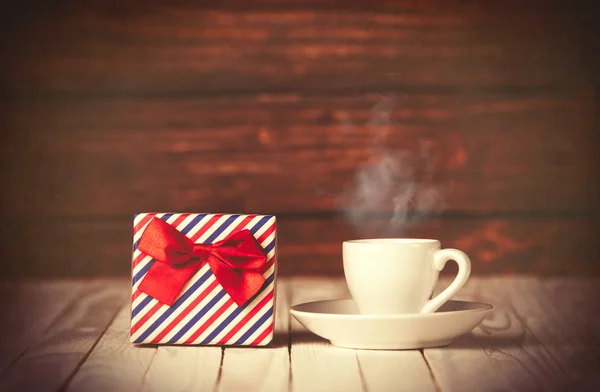Cup of coffee and gift box — Stock Photo, Image