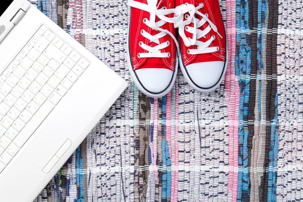Красная обувь и белый компьютер — стоковое фото