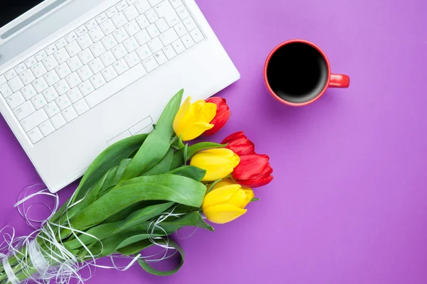 Taza de café y tulipanes — Foto de Stock